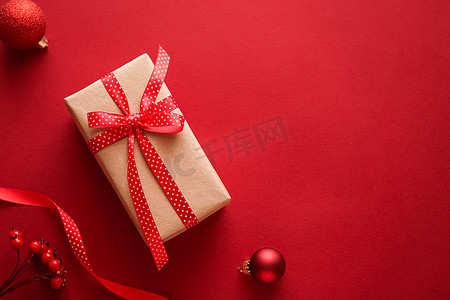 圣诞礼物、节礼日和传统节日礼物平铺、红色背景的经典圣诞礼盒、带节日装饰品的包裹礼物和节日装饰品