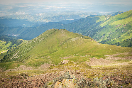 从阿拉木图山脉的全景峰看富尔马诺夫山的景观