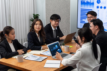 财务数据分析会议报告文件在和谐办公室的业务团队。