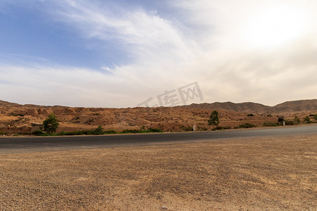 下午在撒哈拉沙漠的道路。