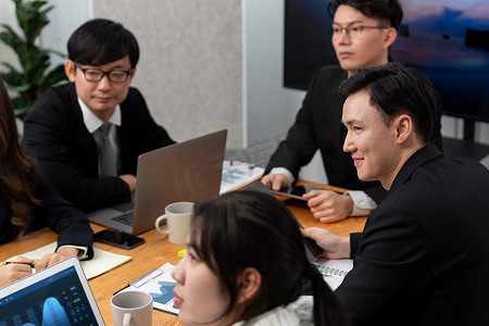 财务数据分析会议报告文件在和谐办公室的业务团队。