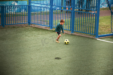 比利时亨克，2021年8月18日：足球运动员男孩在足球比赛中进球，模糊