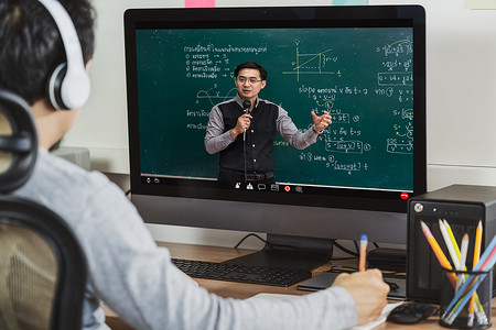 物理教学摄影照片_亚洲学生与老师一起学习物理的后视图