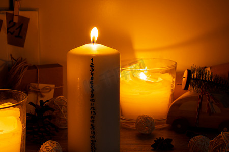 带有降临节日历的蜡烛 传统燃烧的圣诞蜡蜡烛，带有圣诞节倒计时数字。