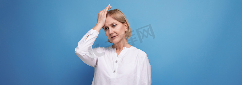 患有头痛和经前综合症的金发中年妇女