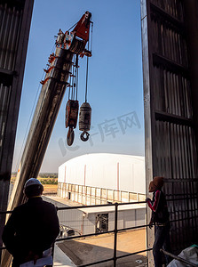 吊机摄影照片_工业厂房窗户起重机吊