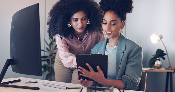 计算机、黑人非裔美国女性或经理在办公桌上指导、培训或帮助员工进行指导。
