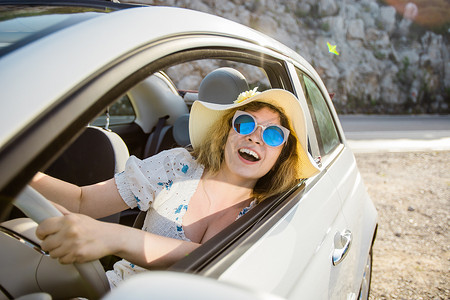 单身女性在夏日进入敞篷车 — 旅行和暑假