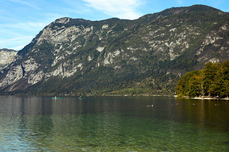 Bohinj 湖岸与斯洛文尼亚的山景。
