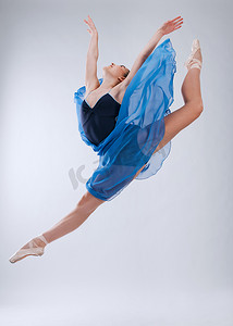 艺术专业摄影照片_女人、芭蕾舞和工作室，有空中跳跃、艺术运动和美容训练。