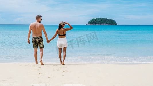 夫妻散步摄影照片_一对夫妇在泰国普吉岛卡塔海滩散步