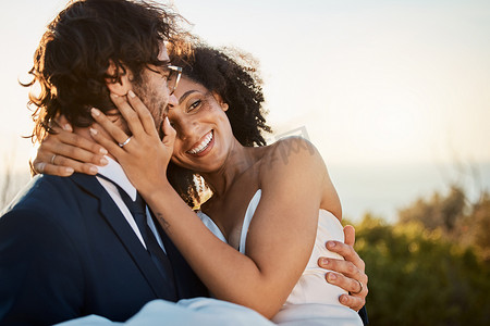 一对跨种族夫妇的婚礼、婚姻和爱情本质上对信任和承诺感到高兴。
