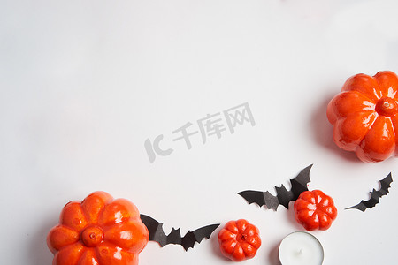 万圣节背景，橙色装饰塑料南瓜黑纸蝙蝠白卡纸感恩节贺卡