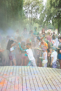 乌克兰利沃夫 — 2021 年 7 月 18 日：彩色洒红节，成群结队的大人和小孩都在扔五颜六色的颜料。