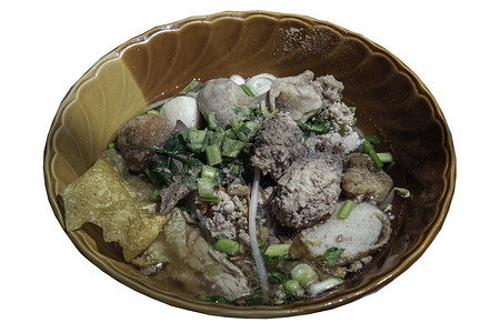 鱼丸摄影照片_传统细米粉汤（小面汤），棕色碗鱼丸、虾丸、蒸肉末和炸云吞