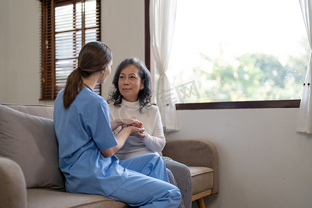 护士、手和老年患者在同情、安全和支持帮助、信任和医疗保健咨询方面。