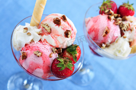 草莓圣代摄影照片_草莓冰淇淋圣代