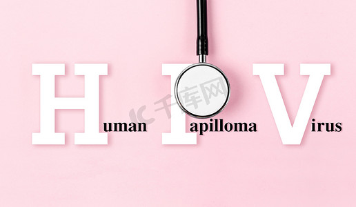 粉红色背景下的人乳头瘤病毒或 HPV 和医用听诊器，在女性概念中筛查预防性宫颈癌。