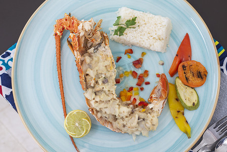 餐饮单摄影照片_龙虾单点菜配白米饭和蔬菜