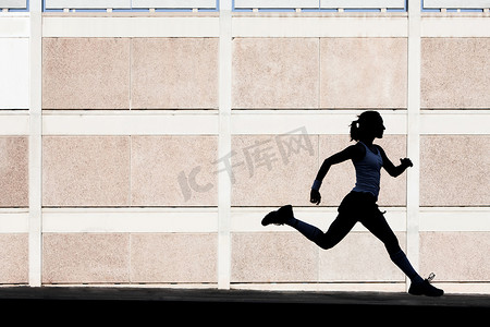 女人跑步摄影照片_身体健康的女人跑步锻炼