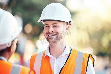 安全、建筑和快乐的工程师在建筑工地交谈或在家庭装修中讲话。