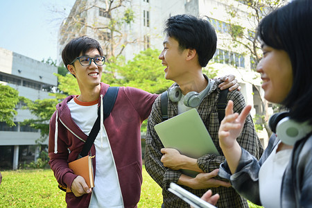 一群性格开朗的大学生在去大学演讲时互相交谈。