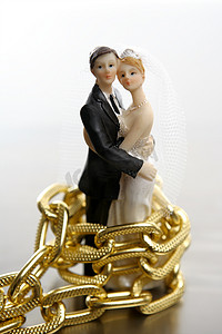 小锁链摄影照片_婚姻的隐喻是自由的丧失，带着锁链