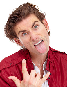 摇滚手势摄影照片_画像中的男人伸出舌头，摇滚手势和面部表情在白色背景下被隔离。