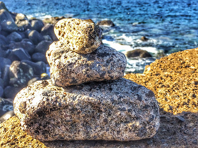 大西洋附近岩石上的禅宗石头
