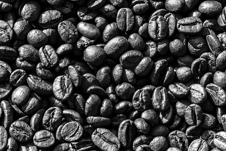 黑色烘焙咖啡豆的顶视图。