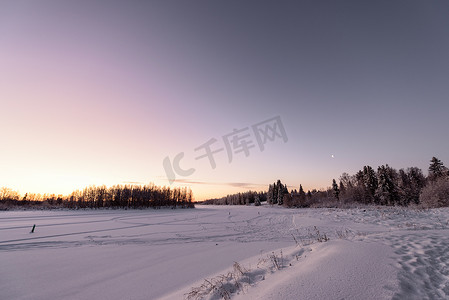 冻脚摄影照片_冰湖和森林覆盖着大雪和漂亮的蓝光