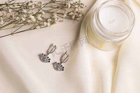 优雅的珠宝套装，镶有宝石的银耳环。