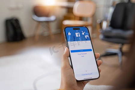泰国清迈 - 2023 年 5 月 1 日：Facebook 社交媒体应用程序徽标登录、iPhone 14 移动应用程序屏幕上的注册页面亲自从事电子商务购物业务