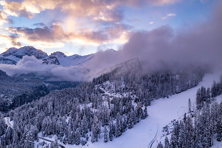 瑞士冬季景观日落与雪山