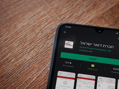 手机app页面摄影照片_黑色手机显示屏上的以色列邮政应用播放商店页面