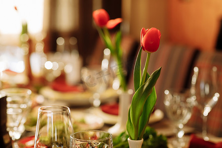 节日用郁金香花布置的餐桌。