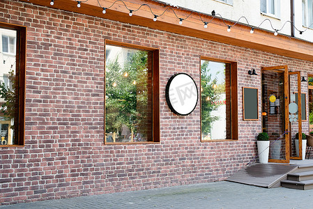 阁楼风格的咖啡厅外墙，红砖墙，白色圆形标志，用于模型设计