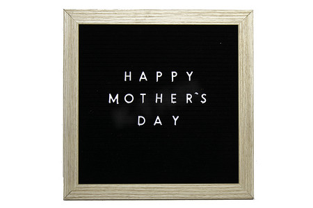 一个带有桦木框架的黑色标志，上面写着母亲节快乐