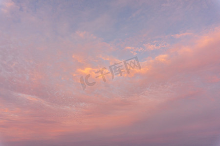 天国摄影照片_黎明时柔和的粉红色天空