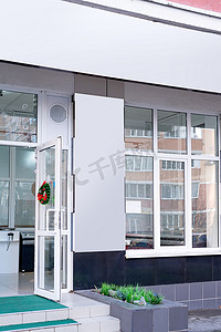 标志样机摄影照片_带窗户的墙上白色矩形标志，用于模型设计的外观