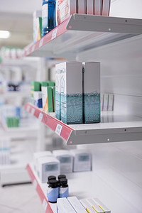 药店货架上摆满维生素和药品以销售处方药的选择性焦点