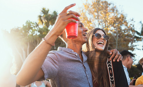 在节日、音乐会或夏季社交活动中聚会、喝酒和几个朋友在户外庆祝。