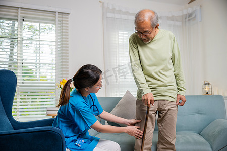 高龄老人膝盖疼痛手术后护士检查膝盖和腿部