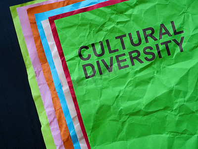 带有文化多样性题词的多色纸。