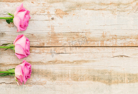 感恩母亲节活动摄影照片_质朴的木质背景与新鲜的粉红玫瑰