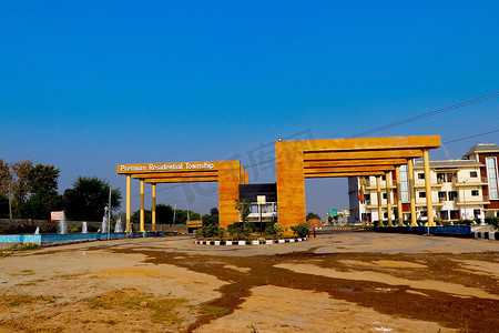 银行门口摄影照片_2020年1月，印度马哈拉施特拉邦浦那：浦那新社会的宏伟入口