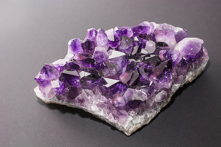 在黑暗的背景的小紫色紫水晶岩石