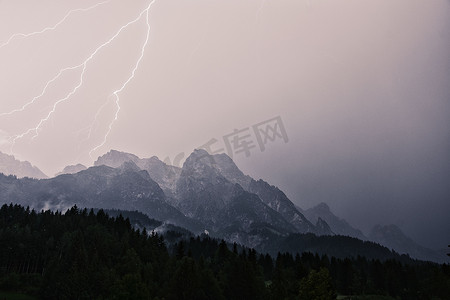 奥地利萨尔茨堡 Leogang 的 Steinberg 雷暴期间发生戏剧性闪电