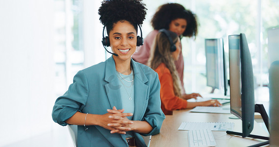 黑人妇女、呼叫中心，并在办公室里用 CRM 和肖像联系我们，微笑着，在客户服务或电话营销方面很专业。