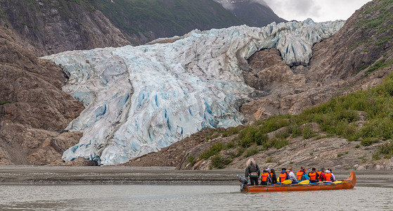 游客，冰川独木舟漂流的向导